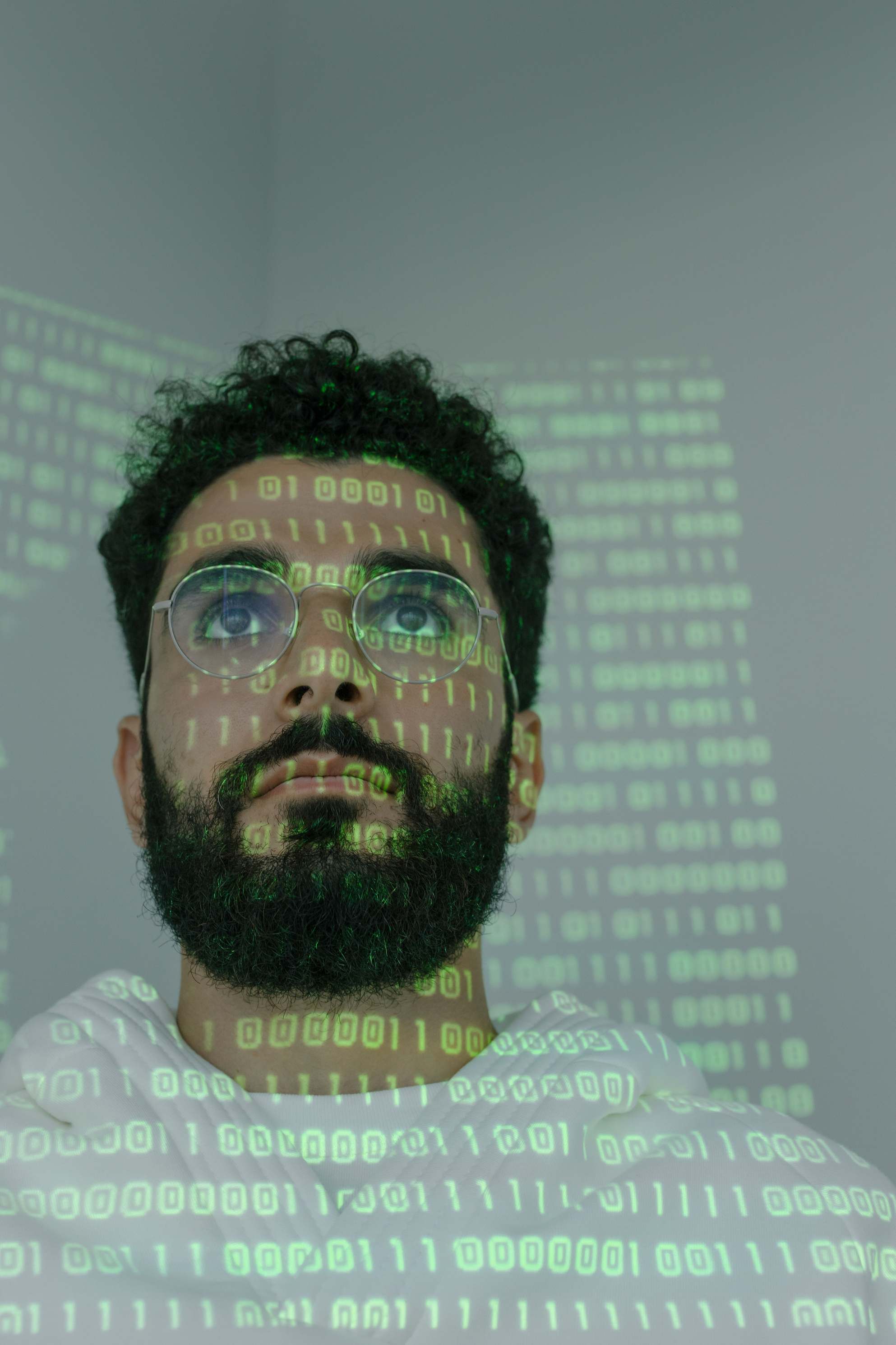 Nahaufnahme einer API-Abfrage mit JSON-Daten und Endpunkt im Code-Editor