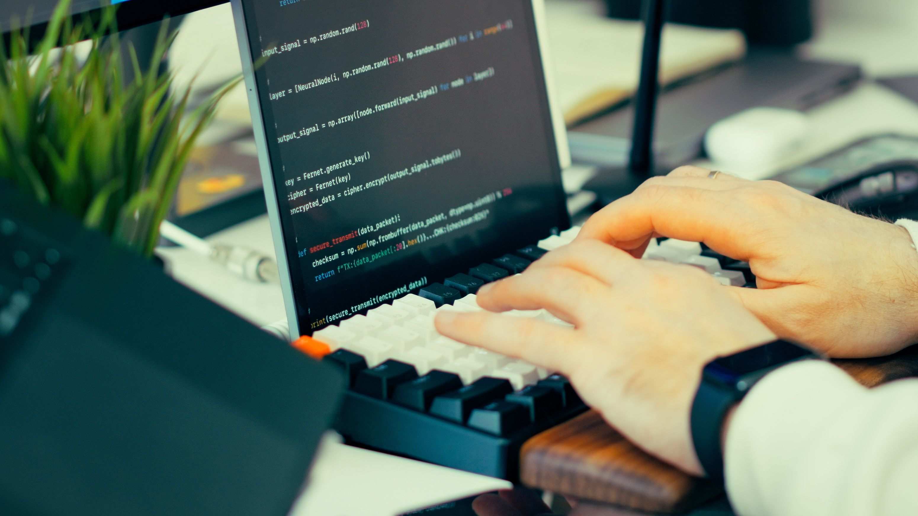 Tastatur und Code-Editor beim Entwickeln eines Import-Skripts für Anlagebuchungen